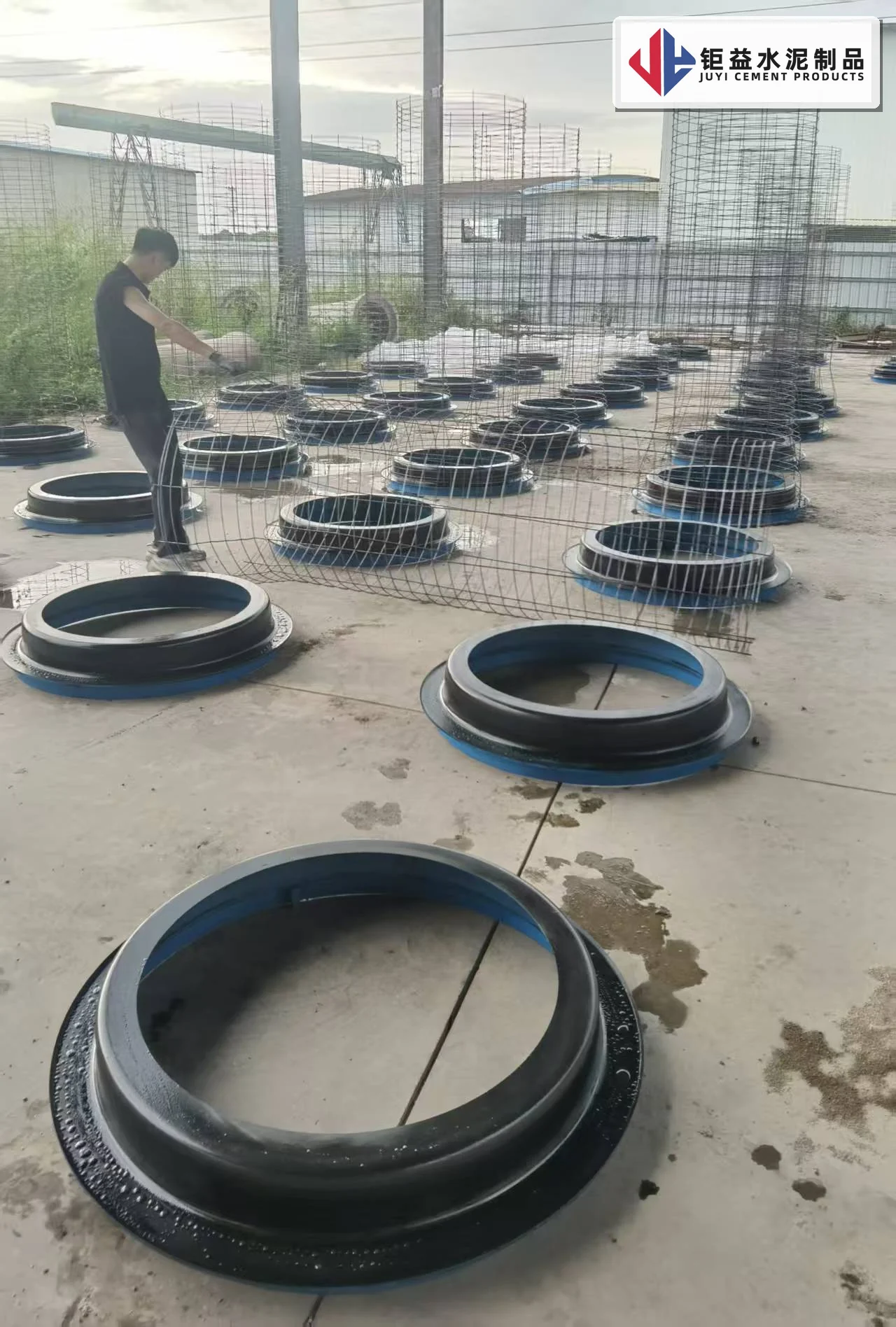 钜益厂区实拍：钢筋笼与模具准备